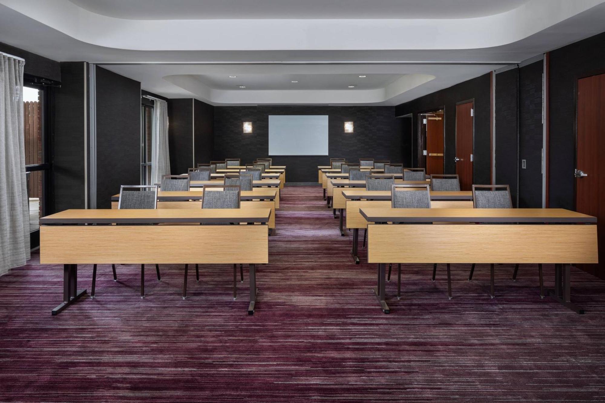 Courtyard By Marriott Anniston 3*