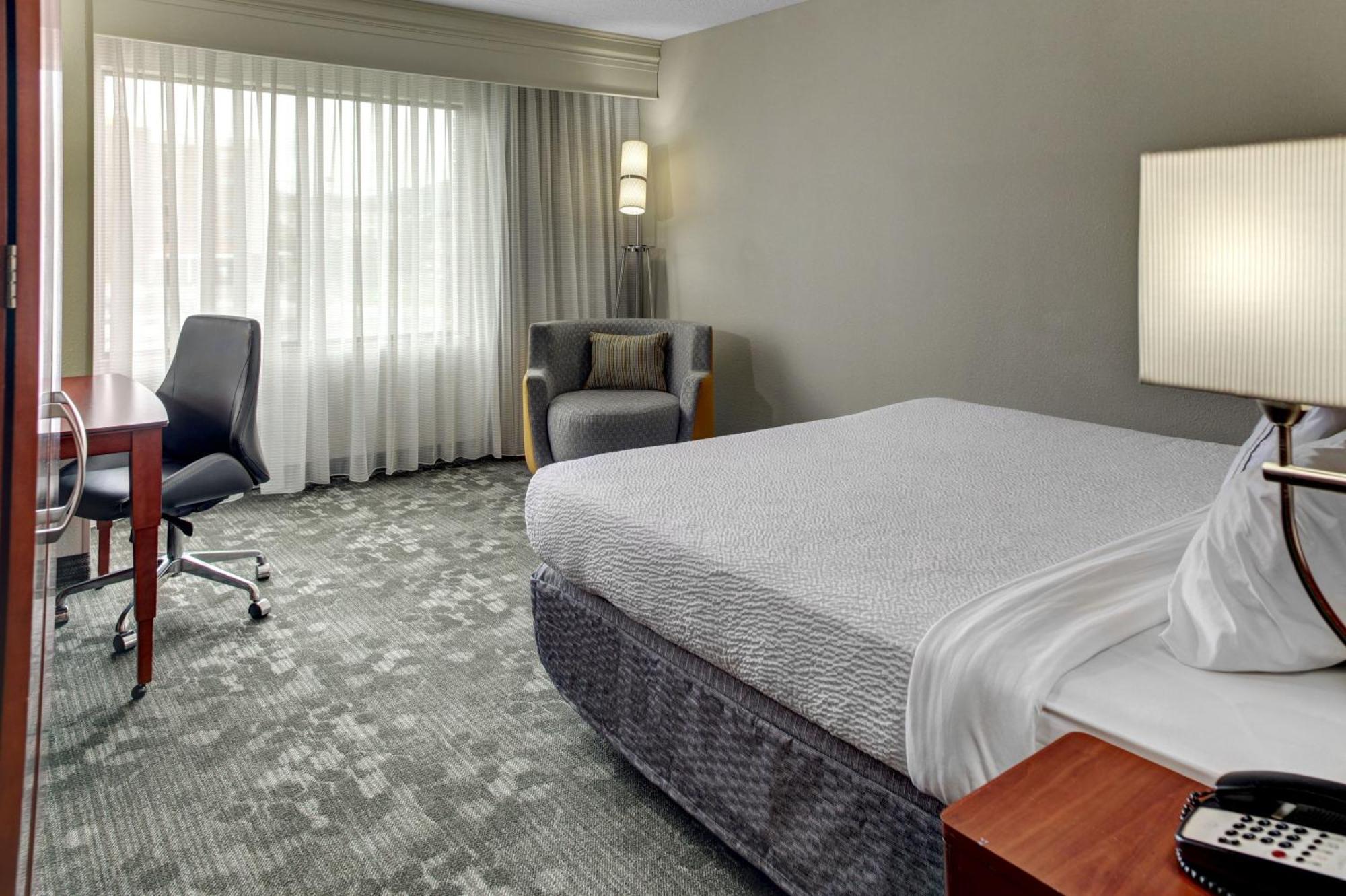 Courtyard By Marriott Anniston Hotel 3*