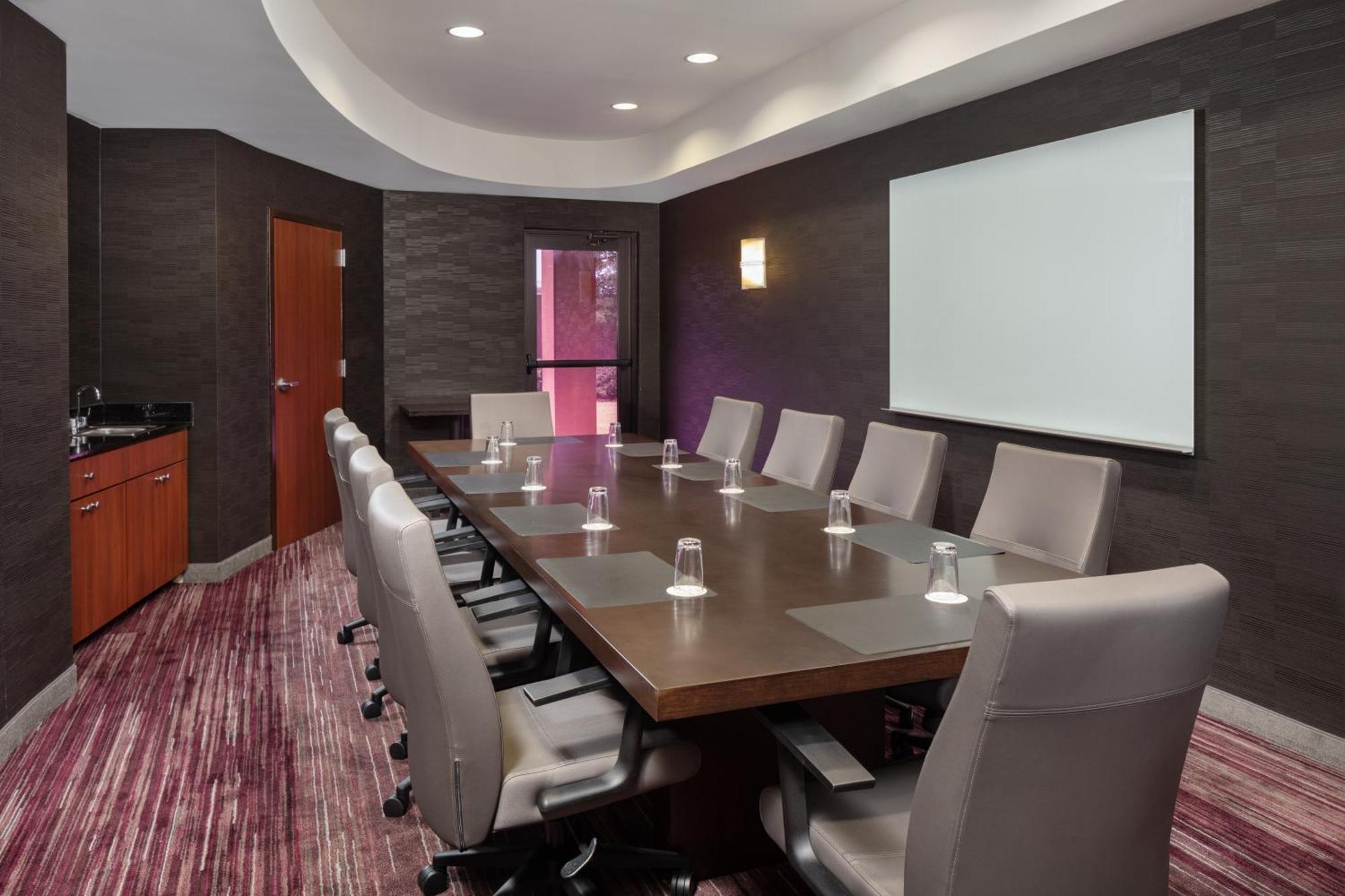 Courtyard By Marriott Anniston Hotel