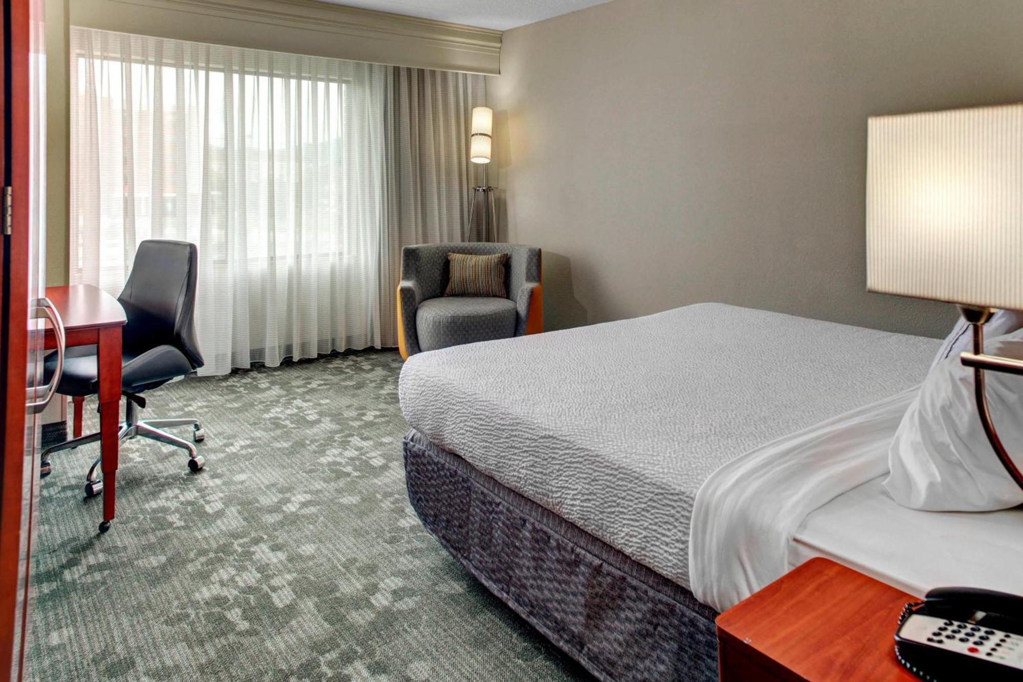 Courtyard By Marriott Anniston Hotel 3*